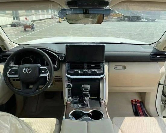 全新一代23款中东丰田兰德酷路泽3500内饰可谓是有了翻天覆地的变化