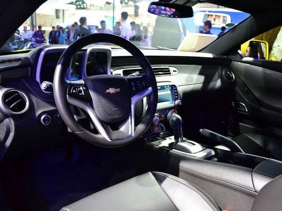 内饰方面:2016款雪佛兰科迈罗大黄蜂车载智能互联系统,大屏导航,遥控