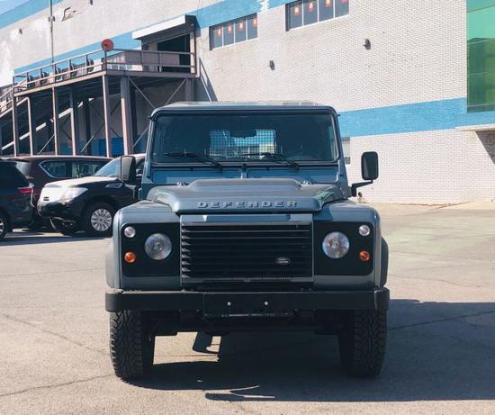 路虎卫士是路虎旗下的一款吉普车,源自1948年韦尔斯兄弟设计的第一辆