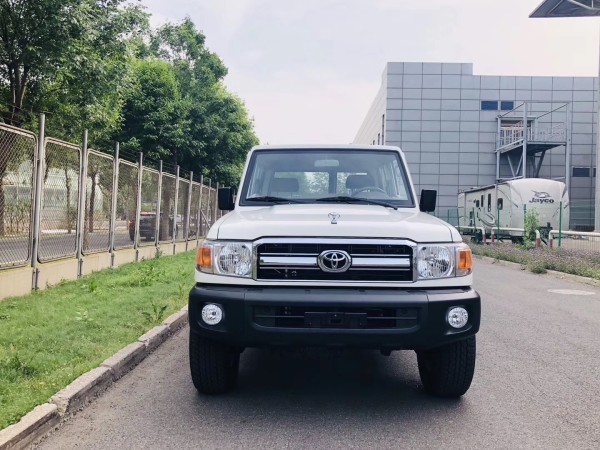 丰田lc7系作为量产越野车可以直接用作军用工具,可见其车辆性能有多么