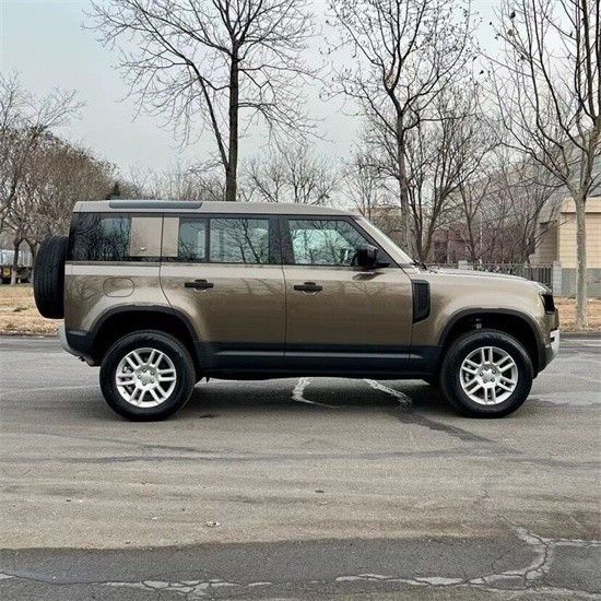 2021款路虎卫士110四门20t标准70余万