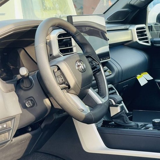 丰田坦途trd的内饰设计风格感觉比较熟悉,依旧是宽大的中控台搭配各种