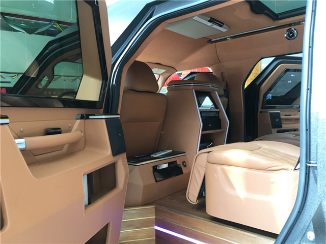 内饰方面:乔治巴顿单由外观设想它的内饰风格,乔治巴顿的车内布局一定