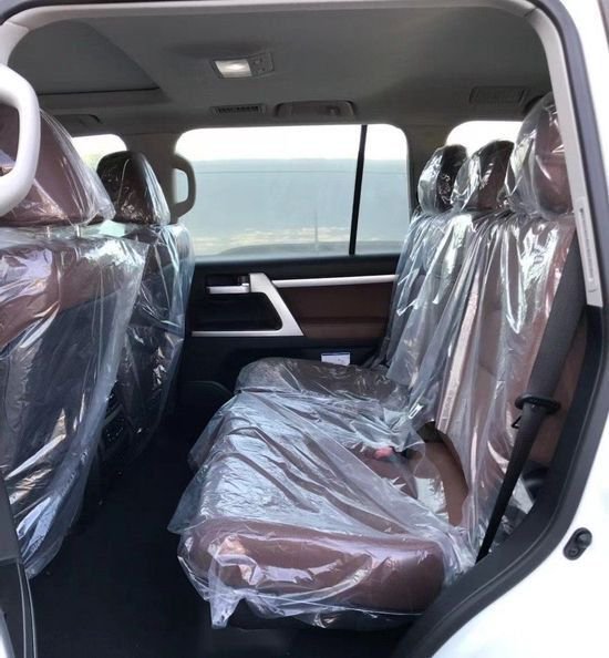 21款丰田酷路泽5700内饰方面配备了豪华真皮座椅,电动驾驶座椅,车载