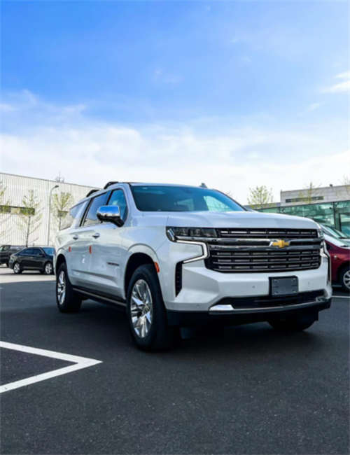 新款雪佛兰suburban外观造型设计还是以方正风格为主,车头横纹镀铬