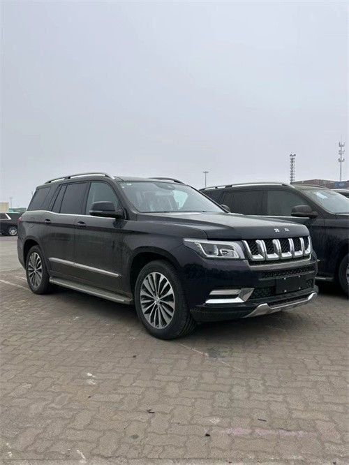 北京bj90实打实就是一辆换标的奔驰gl,只是在外观和内饰上进行了北汽