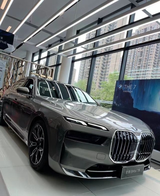 2023款宝马735豪华轿跑车安全性能超高新浪汽车