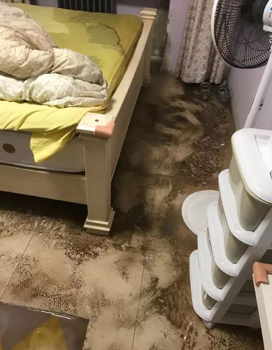 天津一市民家中被淹惨了 暖气试水打压家里要留人