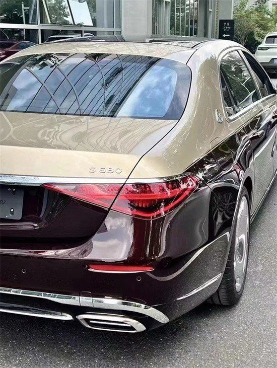 奔驰迈巴赫s680双色车身 气质非凡