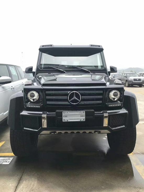 外观方面:2018款奔驰g5004*4在车身长度和宽度方面比老款车型略有增长
