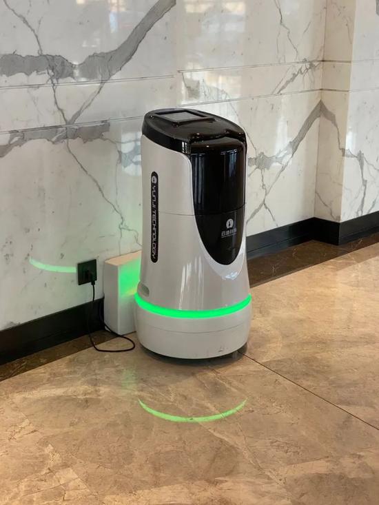 天津这家酒店启动机器人给隔离人员送水