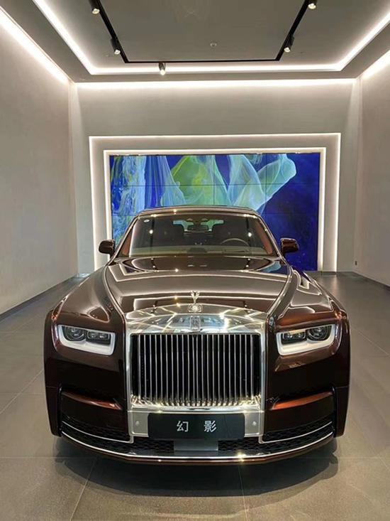 全新劳斯莱斯幻影加长 行走的人民币