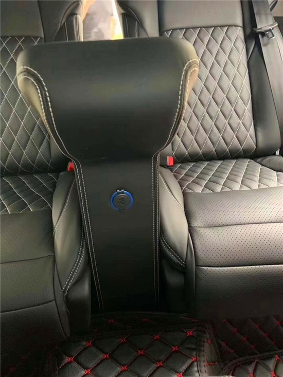 　　保时捷卡宴改装航空座椅效果图