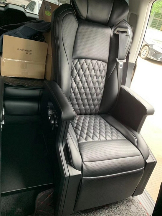 　　尼桑途乐改装航空座椅效果图