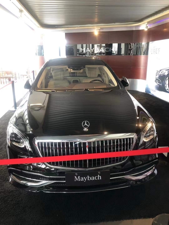 奔驰迈巴赫s680普尔曼防弹加长版的前脸与常规版迈巴赫保持了一致笑脸