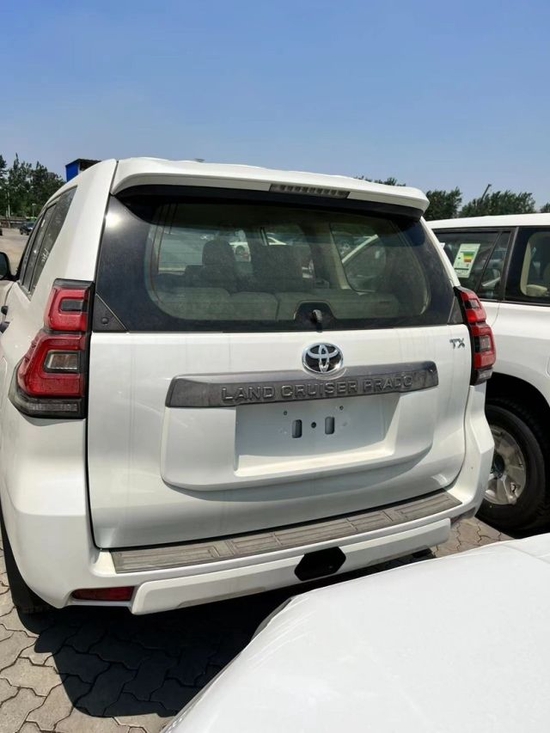 2022款丰田霸道2700现车抵港可预订40万