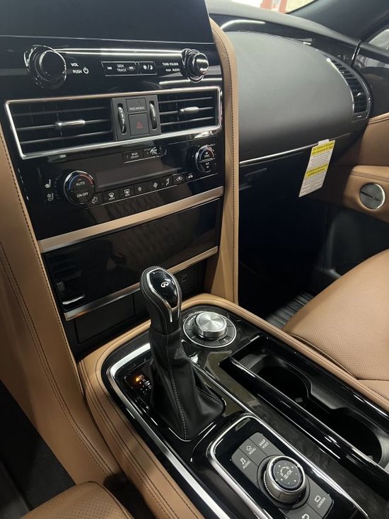 23款英菲尼迪qx80内饰布局也与现款车型基本一致,但中央12.