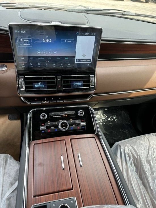 林肯领航员采用了全新的格栅设计,这组飞翼式格栅灵感来自飞翔的翅膀