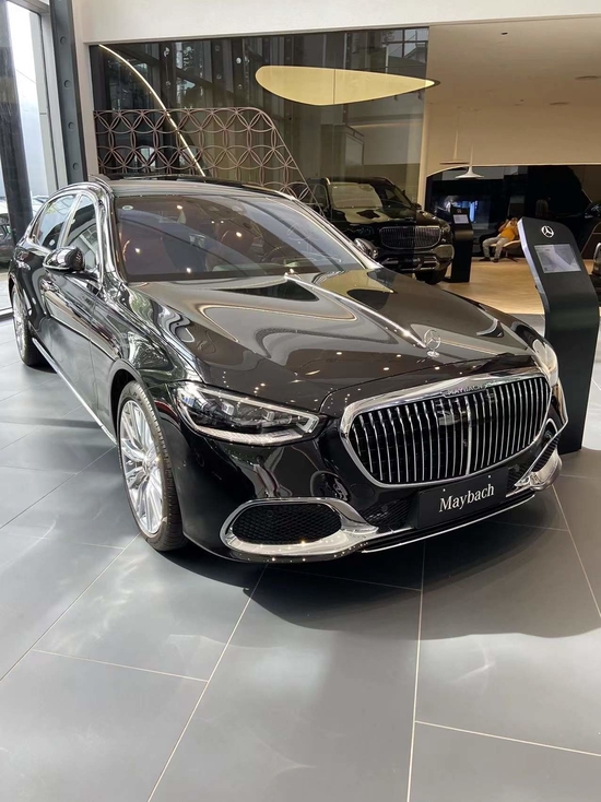2022款奔驰迈巴赫s580豪车中的天花板
