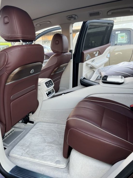 23款迈巴赫gls600内饰方面,迈巴赫gls600配备了纳帕皮革内饰,配上