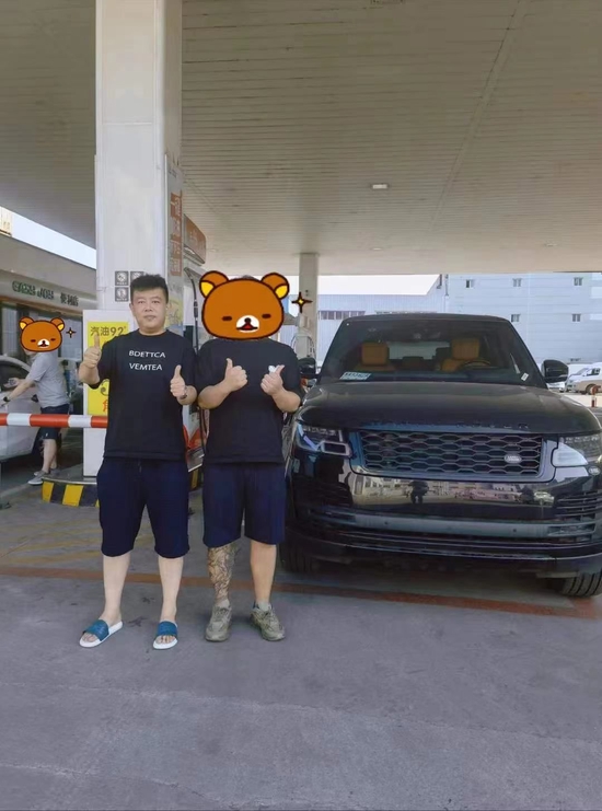 　　张老板提车成功后加油照片