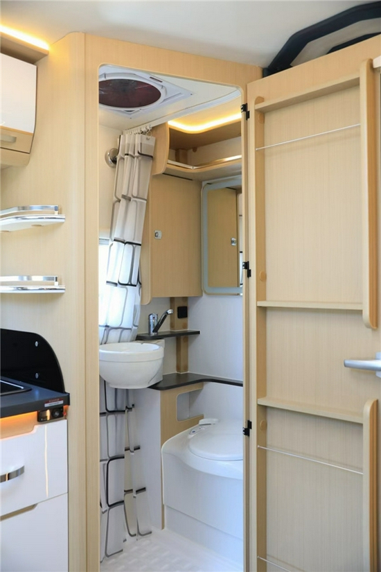 铂驰双拓展房车商务车级内部装饰