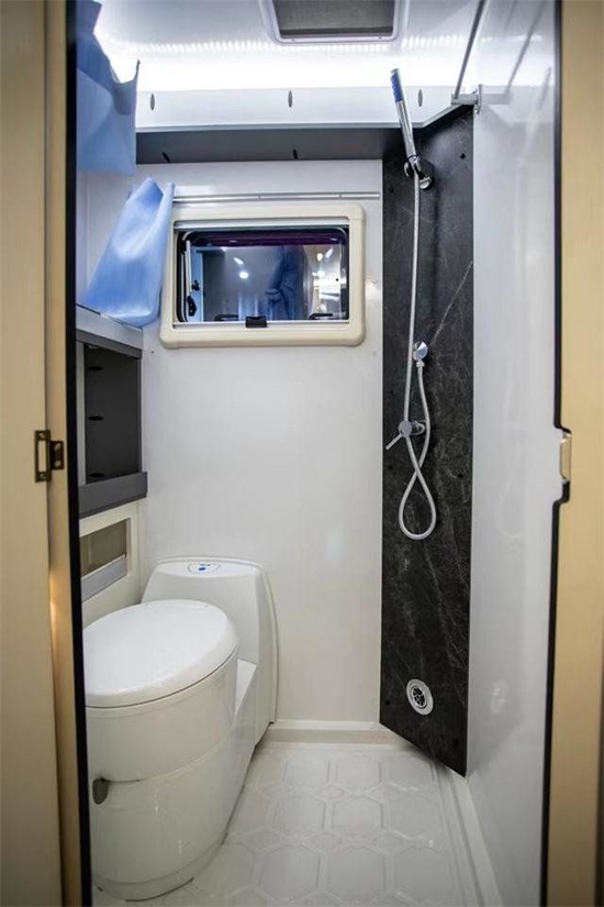 还配备了抽油烟机,洗菜池,房车专用冰箱等,为了保障了一路的制餐用餐