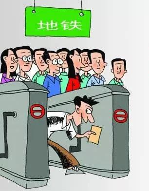 地铁逃票逃成连续剧 大姐戏真多不同服装同样动作