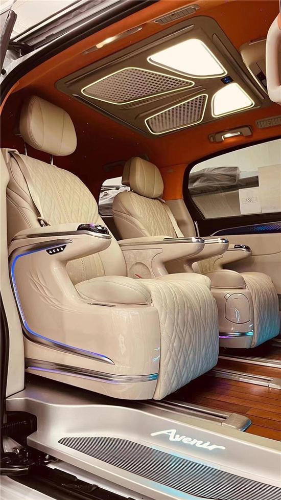 　　座椅采用通体瀑布式设计，将靠背、坐垫、扶手一体化，再搭配菱形的手工缝制图案，比沙发有过之而无不及，此外它后排的中央扶手是借鉴了私人游艇的设计，尽显乘客的高贵，堪比飞机的超级头等舱。