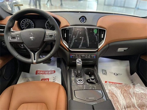 玛莎拉蒂总裁中控面板取消了两个空调系统的旋钮,同时在挡把后方增加