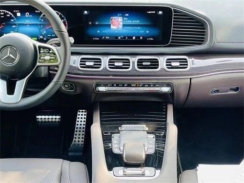 23款奔驰gls450中控显示屏也移植了奔驰s级轿车的最新设计双液晶显示