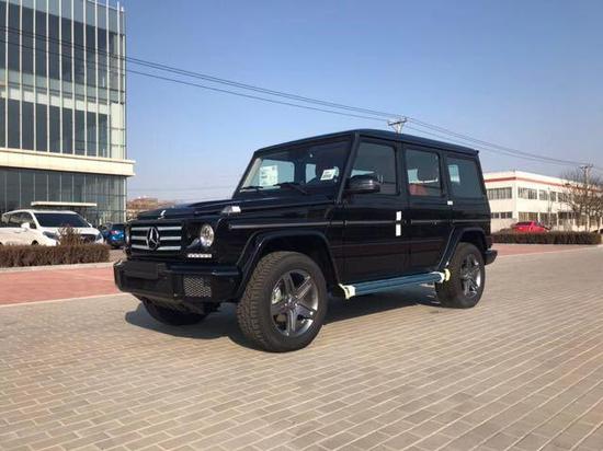 相对与有陆地巡洋舰之称的兰德酷路泽,轴距更段,奔驰g级一直采用复古