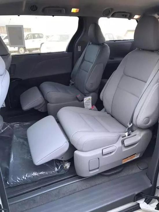 塞纳第二排是2只座椅,本款第二排座椅带腿托.