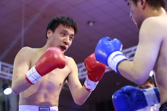 为奇迹而战的励志哥汪强极为罕见的脑瘫职业拳击手