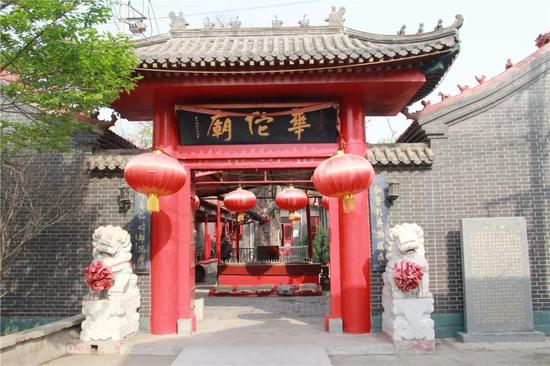 今天,小编特意赶到了老槐树的所在地——天穆镇闫街村华佗庙,正如朋友