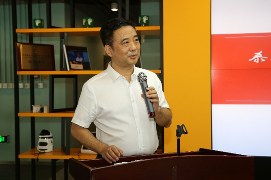 丛杰分别代表泰达科技集团与阿里云钉钉上台签署"泰达数字产业园