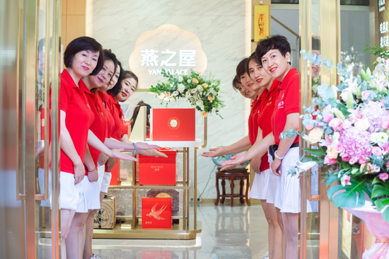 天津广播电视台主持人刘晶蕊亲临现场主持开业,舞龙舞狮热闹非凡,吸引