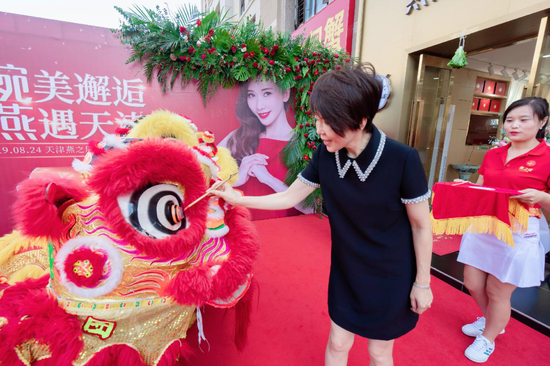 天津广播电视台主持人刘晶蕊亲临现场主持开业,舞龙舞狮热闹非凡,吸引