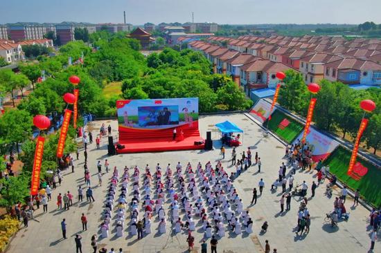 奉上视觉"特色菜"看文艺演出6月17日,大黄堡镇以"波澜壮阔一百年 奋力