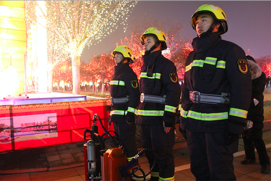 津城正月十五灯火盛宴 消防员全程守护确保安全_城市_城事关注_新浪