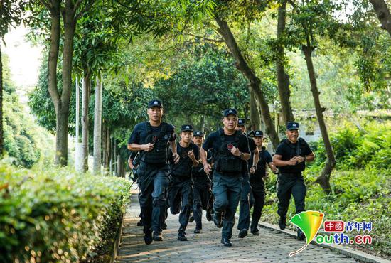 曾浩带领南宁特警"南虎"突击队员进行体能训练.本人供图