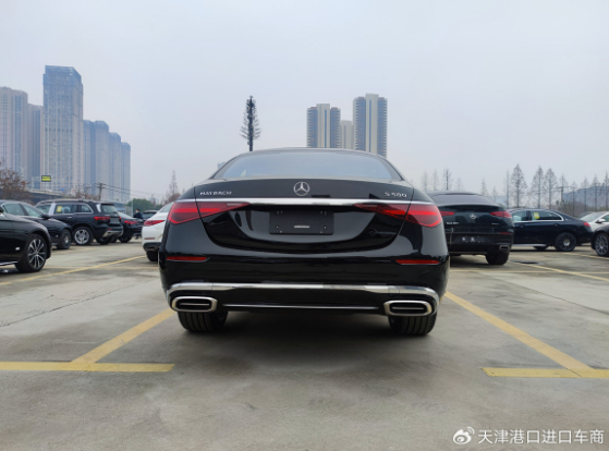 迈巴赫s580修长的车身配合上粗壮的镀铬窗线使得这款