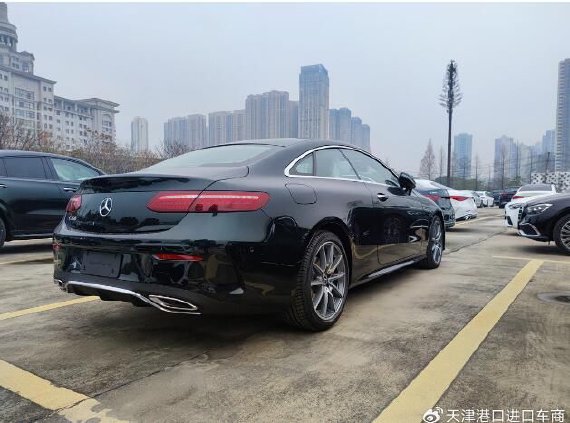 奔驰e260 coupe弧度很大的侧窗曲线与侧面线条极具张力,与四门版奔驰e