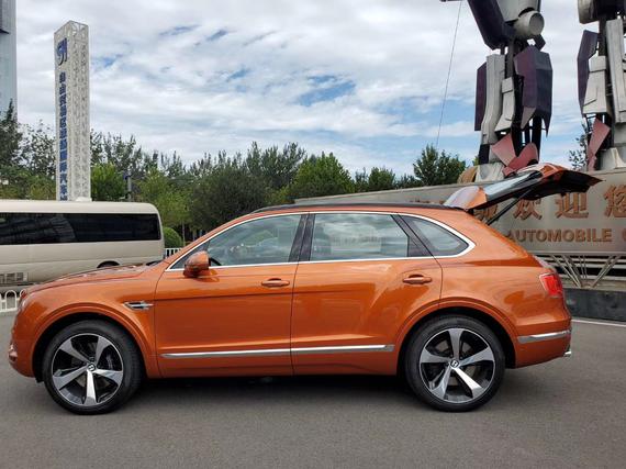 进口宾利添越4.0T橙色限量现车285万起