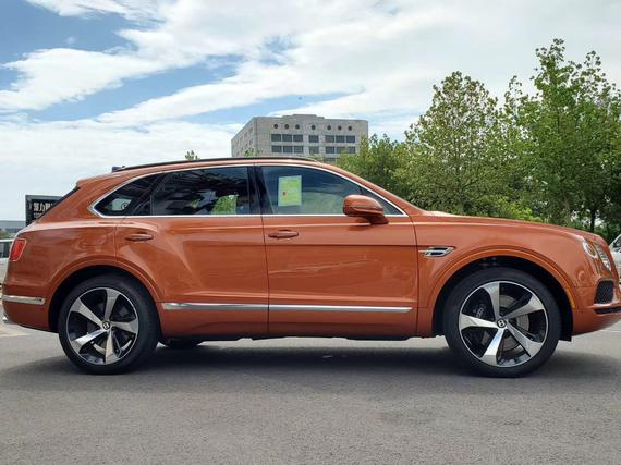 进口宾利添越4.0T橙色限量现车285万起