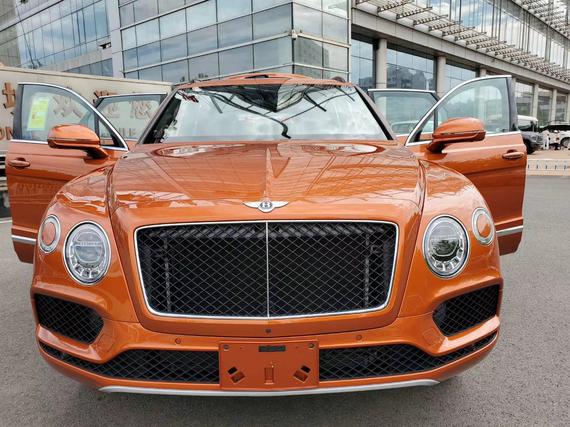 进口宾利添越4.0T橙色限量现车285万起