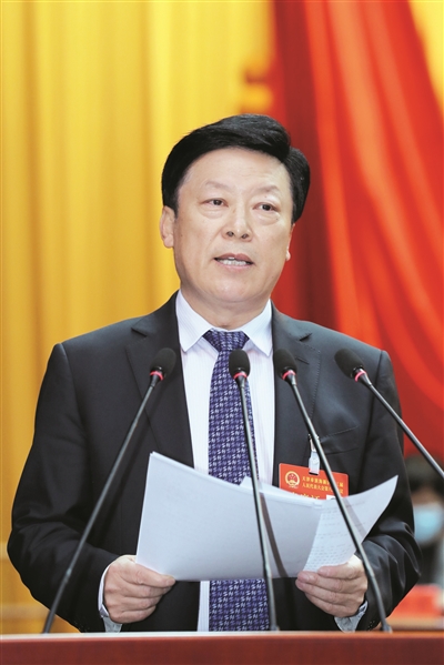 许红星作区人大常委会工作报告 记者 贾成龙 摄