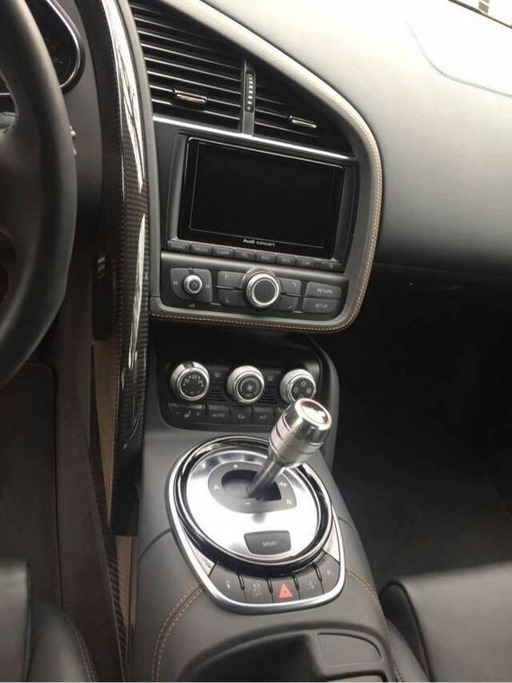 使得奥迪r8 v10 plus仅有1570kg的重量,稍微比手动版本奥迪r8重了10kg