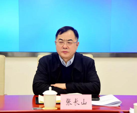 区人民法院院长张长山