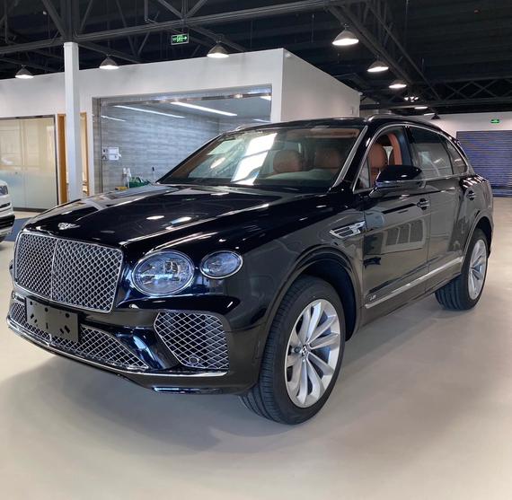 2020款宾利添越的两侧尾灯在后背门处一分为二,融入了b型光源造型,被